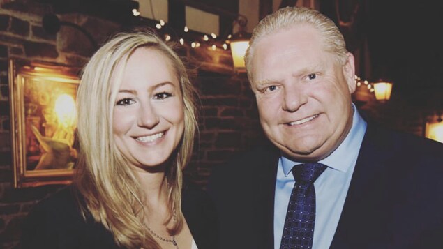 Photo d'un homme et d'une femme l'un à côté de l'autre dans un restaurant. Photo d'un homme et d'une femme l'un à côté de l'autre dans un restaurant.