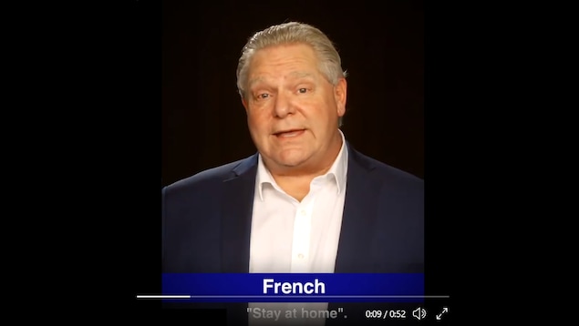 Doug Ford dans une vidéo sur fond noir dans laquelle des sous-titres apparaissent.