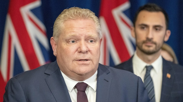 Doug Ford et Stephen Lecce en conférence de presse.