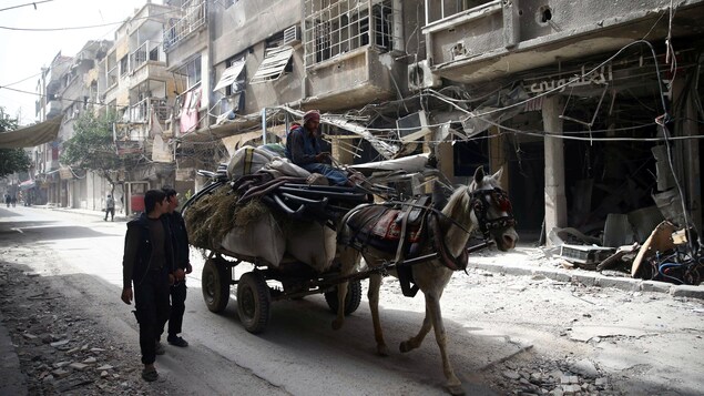 Des habitants de Douma quittent leur ville de la Ghouta orientale. Des habitants de Douma quittent leur ville de la Ghouta orientale.