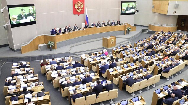 Les parlementaires russes dans l'enceinte de la Douma. 