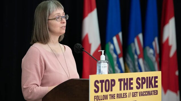 La doctora Deena Hinshaw, jefa médica de salud de Alberta, habla a la prensa.