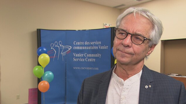 Le Dr Gilles Julien avec un paravent du Centre des services communautaires Vanier et des ballons. Le Dr Gilles Julien avec un paravent du Centre des services communautaires Vanier et des ballons.