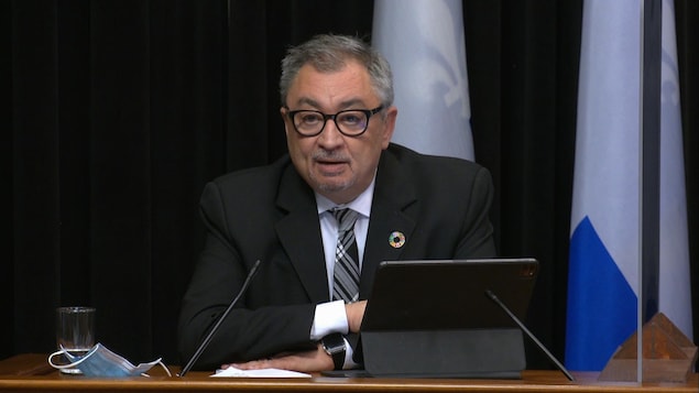 Horacio Arruda in una conferenza stampa. 