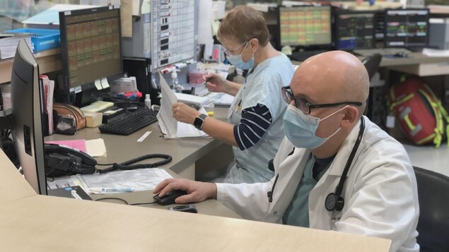 Le Dr Jean-Nicolas Dubé est interniste intensiviste à l'hôpital de Trois-Rivières. Il est affecté à l'unité COVID depuis mars.