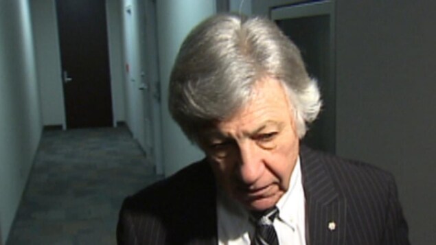 Le Dr Norman Barwin dans un couloir. Le Dr Norman Barwin dans un couloir.