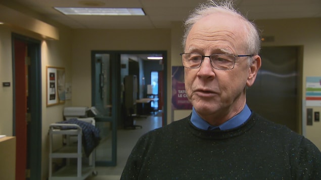 Dr Philippe Lessard en entrevue dans le corridor d'un établissement de santé.