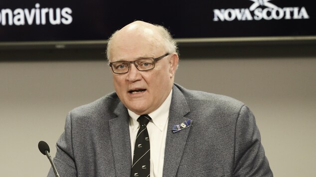 Robert Strang donne une conférence de presse.