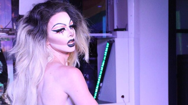 Une Drag Queen est en gros plan