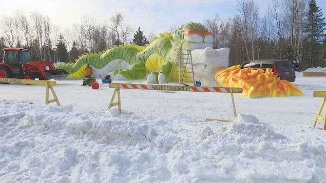 Le dragon de neige presque achevé.