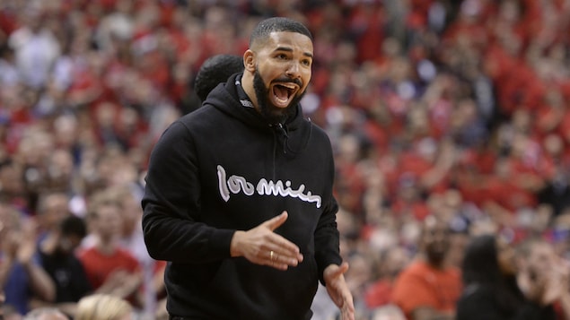 Si Drake sa isang Toronto Raptors basketball match.