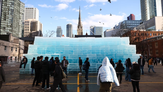 La sculpture de glace installée dans un terrain de stationnement à Toronto, le 20 avril 2026.