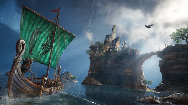 Capture d'écran du jeu vidéo Assassin's Creed Valhalla montrant un drakkar sur l'eau devant deux énormes rochers à la pluie battante. 