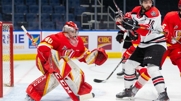 Olivier Ciarlo garde le but du Drakkar. Un joueur des voltigeurs est devant lui. Photo prise au centre Vidéotron le 14 février 2021.