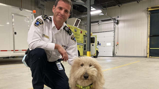 Un ambulancier pose avec son chien.