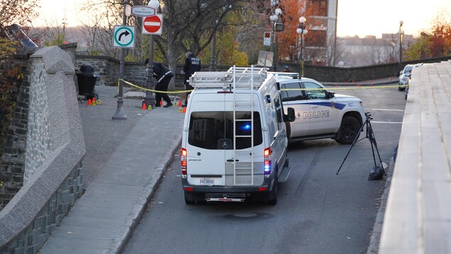 Des enquêteurs observent une des scènes de crime, sur la rue Sainte-Famille, dans le Vieux-Québec.