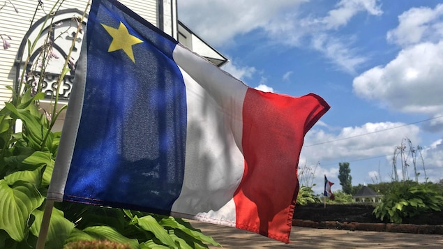 Un drapeau de l'Acadie devant l'église Saint-Augustin.