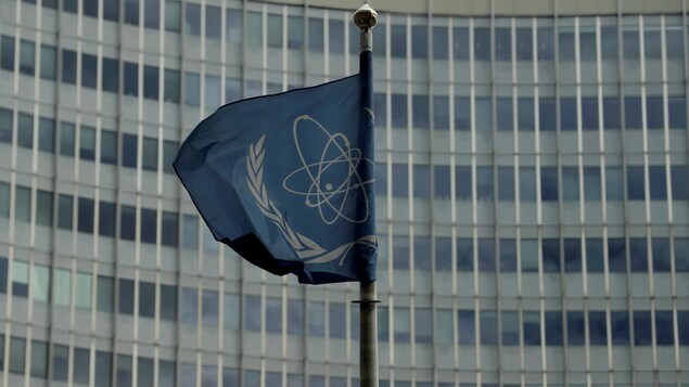 Le drapeau de l'Agence internationale de l'énergie atomique (AIEA) flotte devant son siège à Vienne, en Autriche.