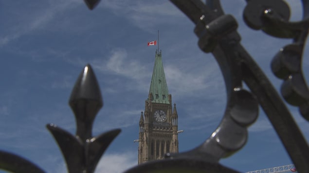 Drapeaux en berne : Trudeau dit chercher une solution en vue du jour du Souvenir