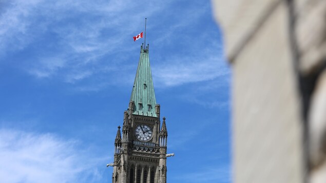 加拿大降半旗，悼念被发现的215位原住民被埋儿童。