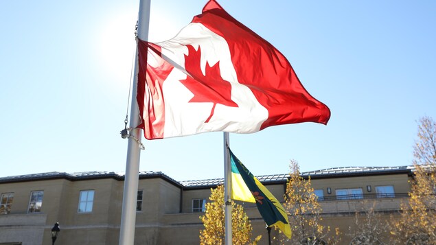 Le drapeau du Canada et celui de la Saskatchewan.