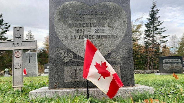 Des drapeaux canadiens ornent les tombes d’anciens combattants à Pubnico-Ouest