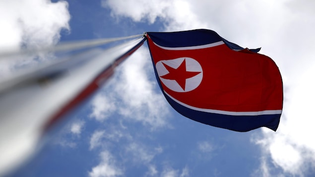 Le drapeau de la Corée du Nord flotte au vent.