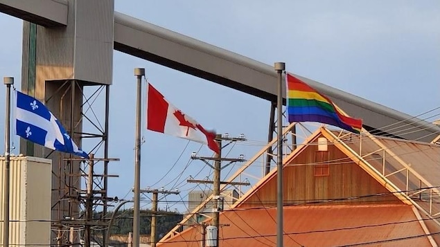 Le drapeau arc-en-ciel hissé devant toutes les installations régionales de Rio Tinto