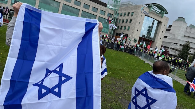 Des manifestants avec des drapeaux palestiniens et israéliens.