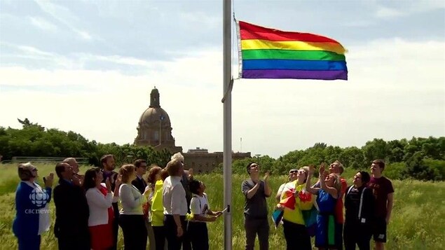 Le drapeau LGBT est levé près de l'édifice de l'Assemblée législative de l'Alberta. Le drapeau LGBT est levé près de l'édifice de l'Assemblée législative de l'Alberta.