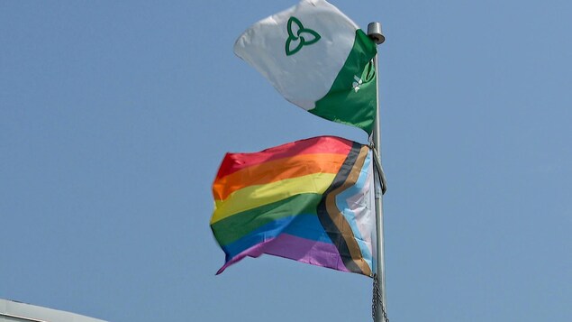 Un drapeau franco-ontarien et un drapeau de la fierté LGBTQ+ flottent dans le ciel de Russel.