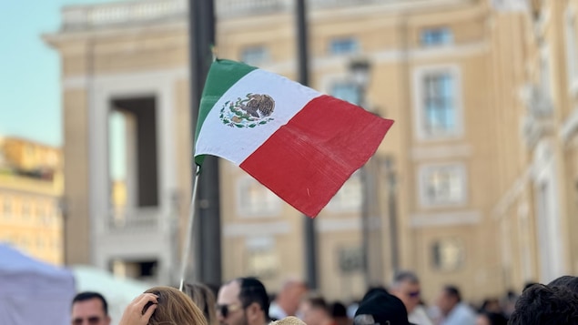 Le drapeau du Mexique près de la place Saint-Pierre, à Rome.