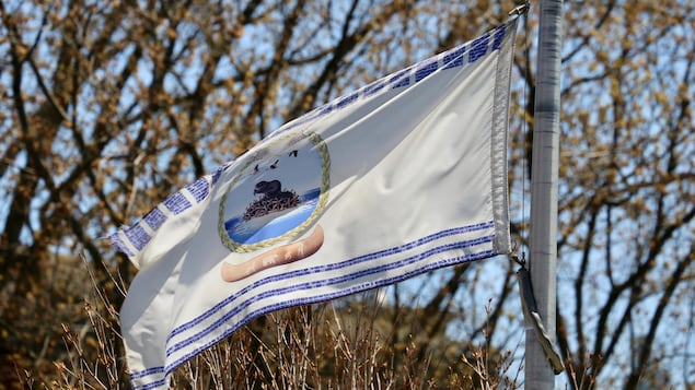 Le drapeau de la nation huronne-wendate.