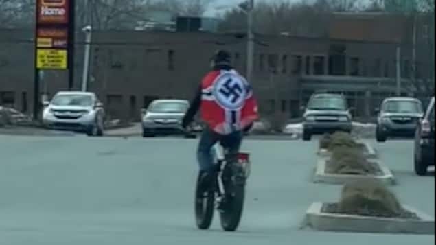 Un cycliste avec un drapeau nazi sur le dos choque à Bridgewater, en Nouvelle-Écosse
