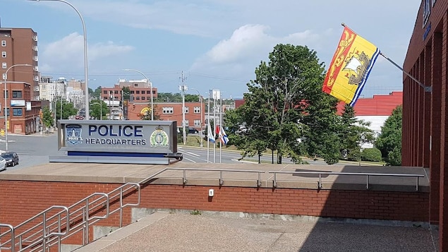Le drapeau du Nouveau-Brunswick a été installé au quartier général de la police régionale d'Halifax. Le drapeau du Nouveau-Brunswick a été installé au quartier général de la police régionale d'Halifax.