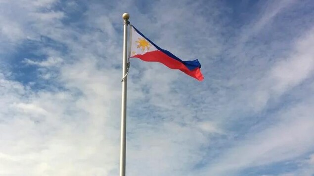 Lumilipad na watawat ng Pilipinas.