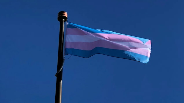 Levée du drapeau à Calgary pour la Journée internationale de la visibilité transgenre