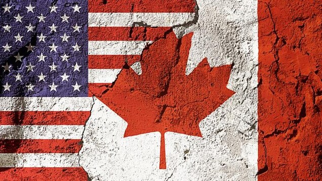 Drapeaux nationaux des États-Unis et du Canada sur un mur crépi texturé et fissuré, représentant la diplomatie, le commerce ou la géopolitique.