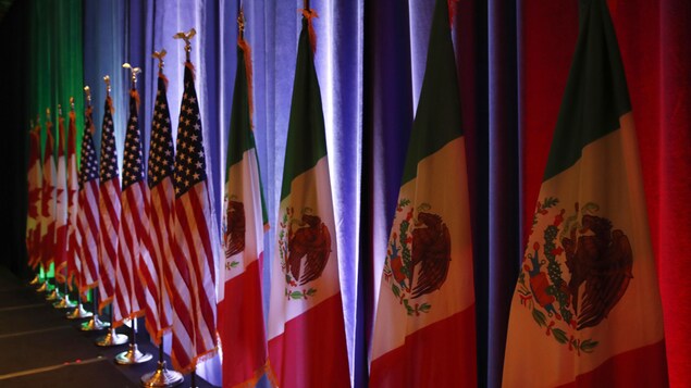 Des drapeaux mexicains, américains et canadiens.