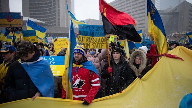 Division autour d’un drapeau rouge et noir utilisé en signe de soutien aux Ukrainiens