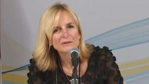 Capture d'écran de Heather Morrison et une fenêtre dans le bas où une femme fait le langage des signes.