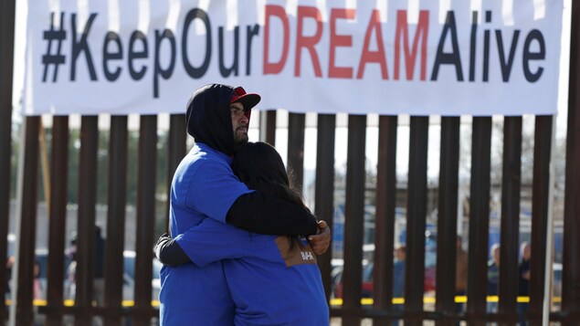 Des Dreamers s’enlacent au moment où ils rencontrent des proches à l’occasion de l’événement « Keep Our Dream Alive », à la frontière des États-Unis et du Mexique, le 10 décembre 2017.