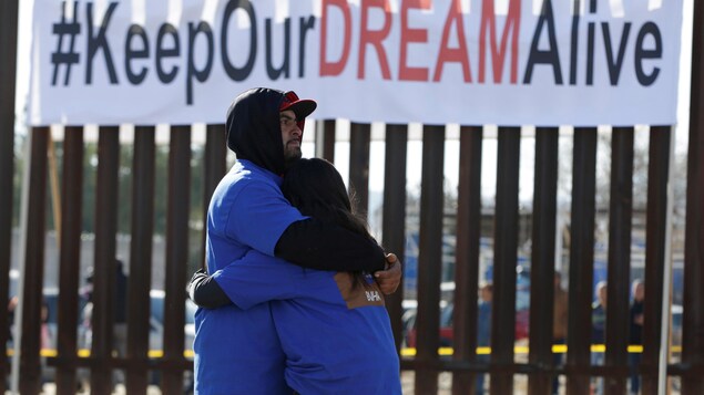 Le 10 décembre 2017, à Sunland Park, aux États-Unis, en face de la ville mexicaine de Ciudad Juarez, au Mexique, lors de la réunion binationale «Keep Our Dream Alive» à une nouvelle section du mur frontalier entre les États-Unis et le Mexique.