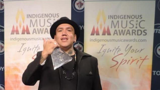 Le rapper autochtone Drezus lors de la remise des Indigenous Music Awards en 2015