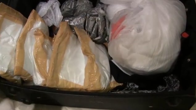 Une des valises du trio remplies de drogue. Une des valises du trio remplies de drogue.