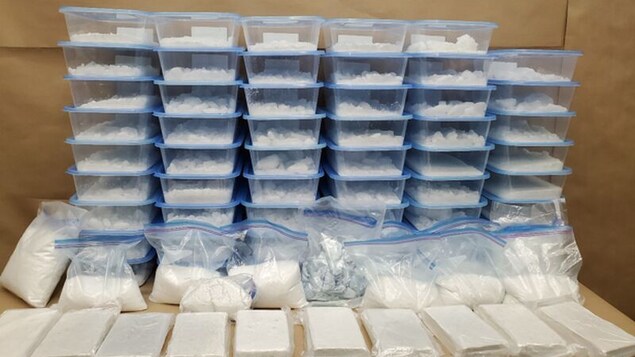 De la drogue dans des sacs et contenants de plastique.