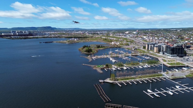 Un drone vole au-dessus de la marina de Thunder Bay.