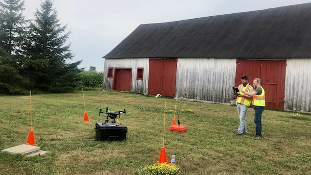 Deux hommes qui portent un dossard jaune fluo manient un drone conçu pour la recherche et sauvetage. Deux hommes qui portent un dossard jaune fluo manient un drone conçu pour la recherche et sauvetage.