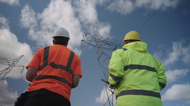 Un employé d'Hydro-Québec pilote un drone sur une conduite électrique