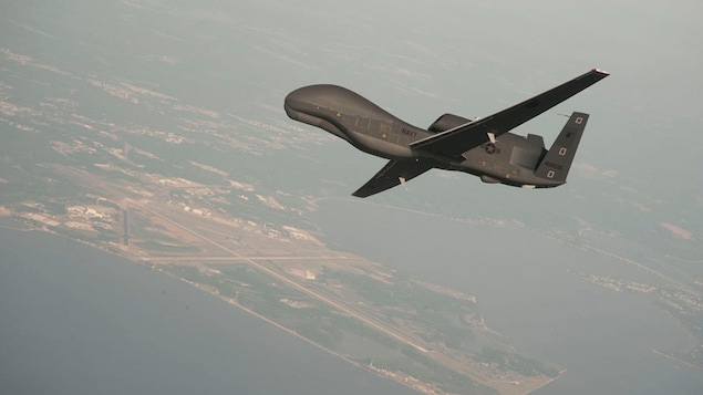 Un drone américain survole une base navale. Un drone américain survole une base navale.